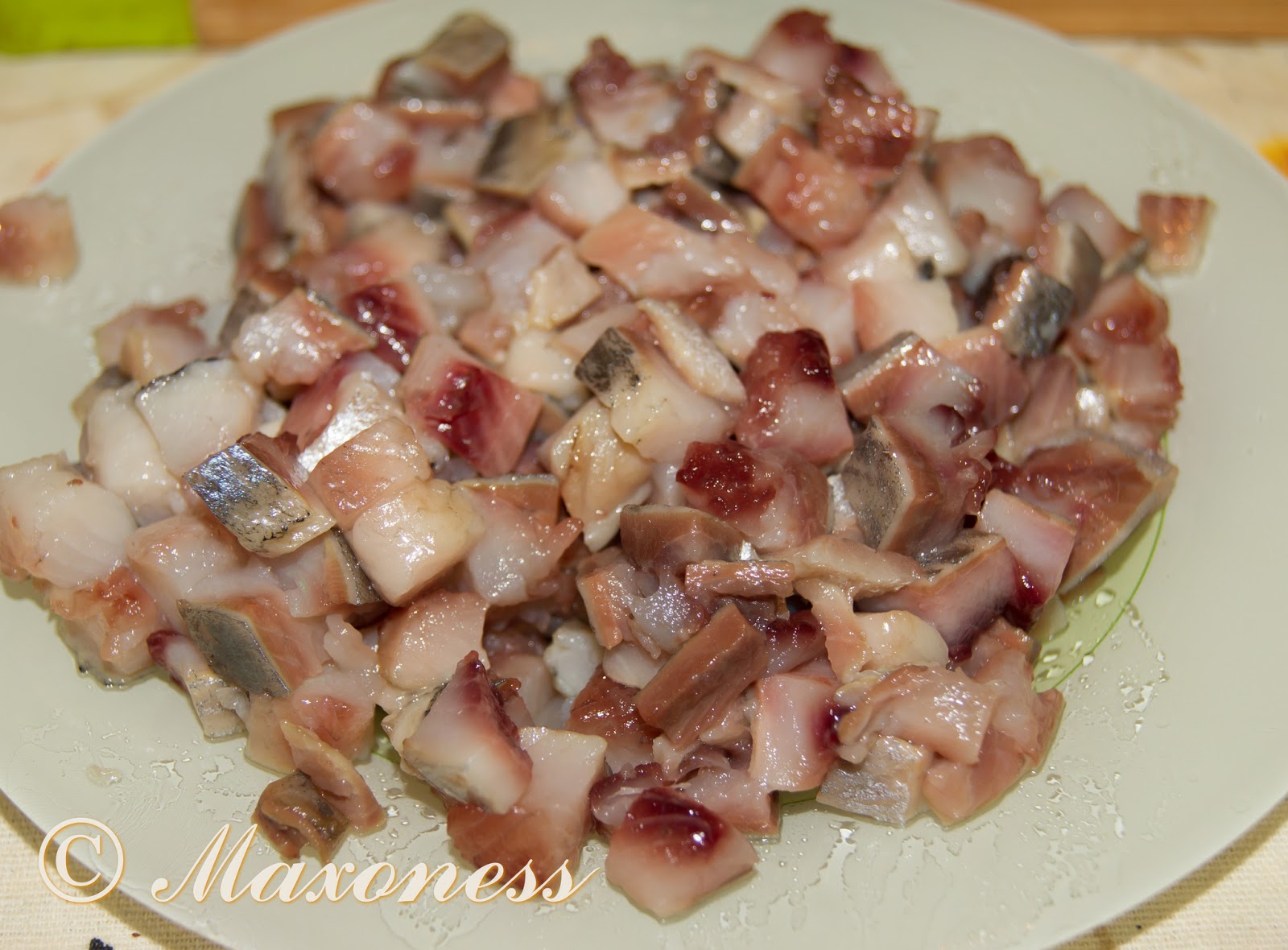 Салаты селедкой соленой кроме шубы. Салаты с селедкой соленой кроме шубы. Салаты селедкой соленой кроме шубы. Сельдь под шубой порционно. Салат с фасолью и селедкой.