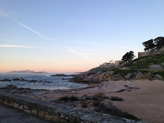 Another view of the Parador with a glimpse of the Islas Cíes and the open sea