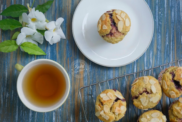Resep Muffin Pisang dan Bluebbery ( Banana and Blueberry Muffin with Almond Slice Topping )