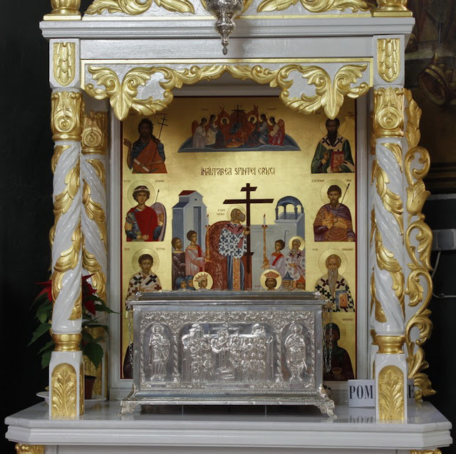 Το σπάνιο κειμήλιο της Ιεράς Μονής Δοχειαρίου Αγίου Όρους (18ος αιώνας). Φέρει τεμάχιο Τιμίου Ξύλου και λείψανα έξι Αγίων.
