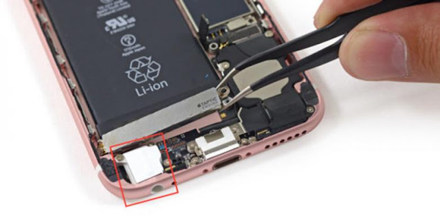 Teknokia.com - In accordance with the estimates, in a launch event held on Wednesday, Apple announced that the iPhone's latest smartphone, iPhone 7 and 7 Plus. Both hosts do not have the connector jack 3.5 mm audio or physical "home" button. 