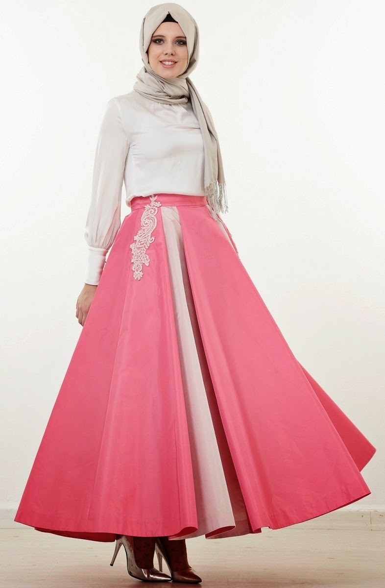 Robe rose pour Hijab passementée d'une élégante broderie