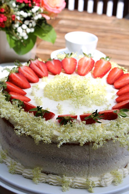 Holunder-Erdbeer-Torte