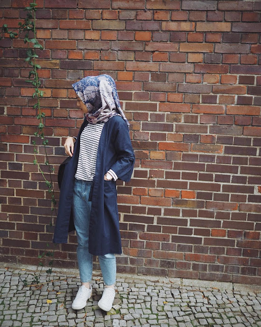 OOTD Baju Hijab Kekinian Ala Selebgram 2018 cardigan navy kaos panjang tshirt top stripe putih hitam hijab segi empat square scarf bercorak ungu muda jeans denim longpants biru muda kets sneakers putih gaya casual bahan kain jersey tote bag outfit ootd selebgram OOTD Baju Hijab Kekinian Ala Selebgram 2018 cardigan navy kaos panjang tshirt top stripe putih hitam hijab segi empat square scarf bercorak ungu muda jeans denim longpants biru muda kets sneakers putih gaya casual bahan kain jersey tote bag outfit ootd selebgram