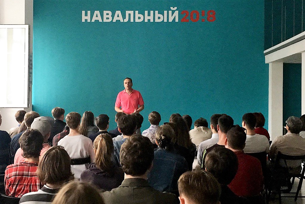 Владимир Милов в московском штабе Навального