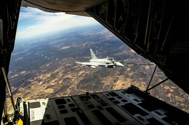 Primer reabastecimiento en vuelo entre un C.16 Eurofighter y un C-130 Hércules de los Marines