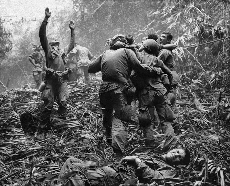 55 Incredible Black and White Photos of Vietnam War vintage everyday