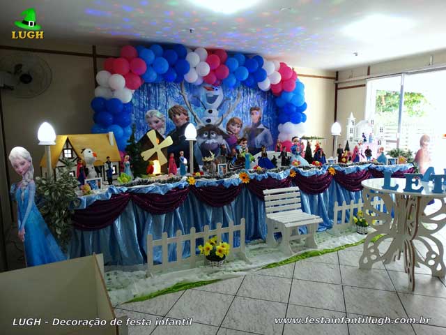 Mesa decorativa do bolo de aniversário tema Frozen Decoração de aniversário tema Frozen - Festa infantil