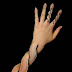 Ilusión óptica en manos y brazos con body paint.