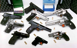 Pistola y Revólveres