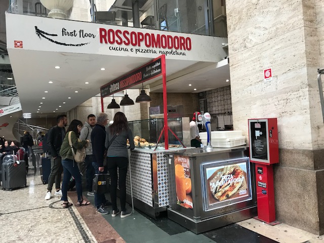 ミラノ中央駅内に気軽に買えるピザ屋さんがけっこうありました