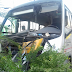 Micro-ônibus colidiu em poste na Bernardo Vieira e deixa feridos nesta manhã