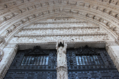 La Virgen María y el Niño en el parteluz de la puerta del Reloj