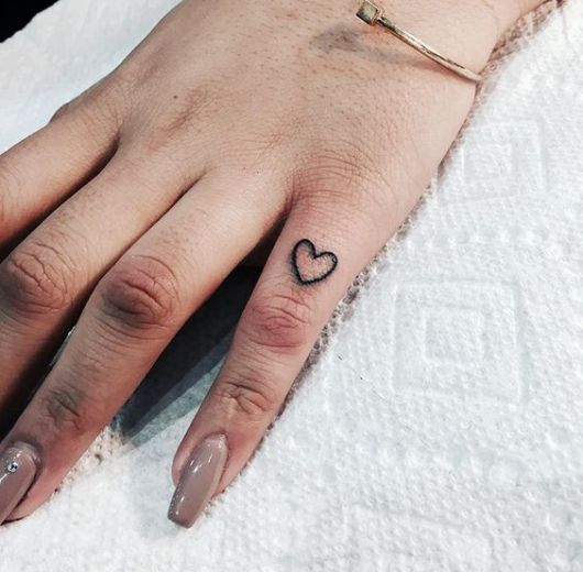 tatuagens femininas de coração para os dedos tatuagens femininas de coração para os dedos