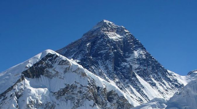 Daftar Lengkap 10 Gunung Tertinggi di Dunia