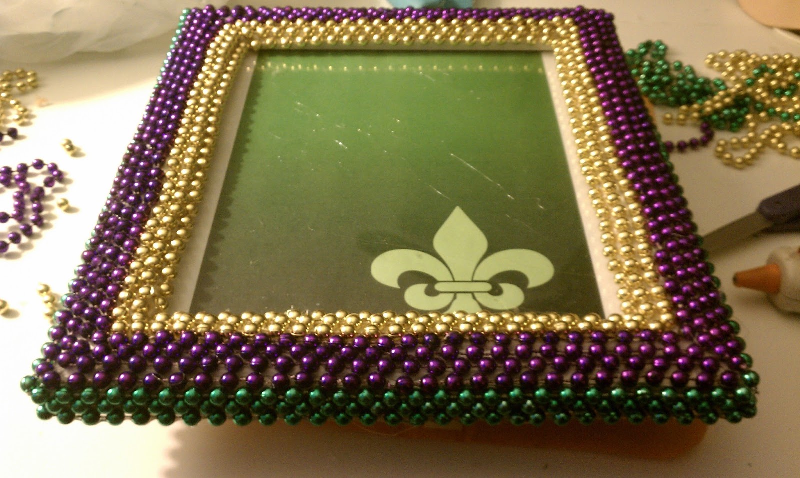 Nadia&rsquo;s DIY Projects: DIY Mardi Gras Picture Frame