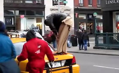 Pemuda bersolat di atas teksi di New York jadi tontonan ramai