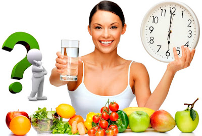 Mujer mostrando ejemplos de alimentos para poder bajar de peso La alimentación es fundamental para lograr bajar de de peso cuando se hace mucho ejercicio a diario