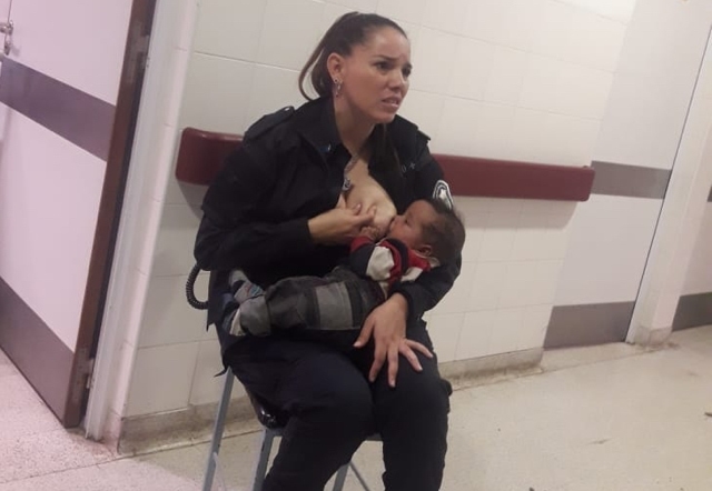 Foto de mujer policía amamantando bebé se viraliza La policía Celeste Ayala, dándole el pecho a un bebé en el hospítal de niños de La Plata