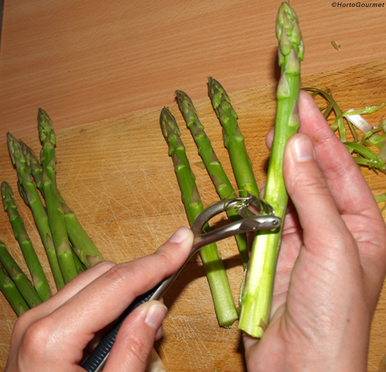 Limpiando espárragos trigueros HortoGourmet