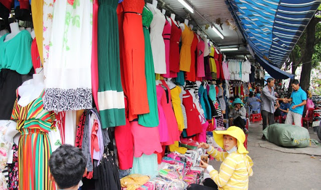 Tiểu thương, người bán lẻ đến lấy hàng tại chợ Tân Bình