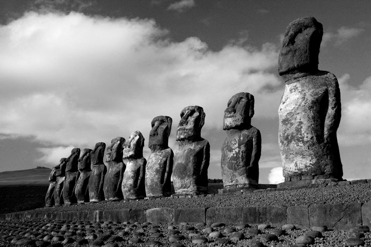 Идолы воды. Статуя Моаи флексит. Остров Пасхи. Моаи на острове Пасхи черно бе. Моаи гуль.
