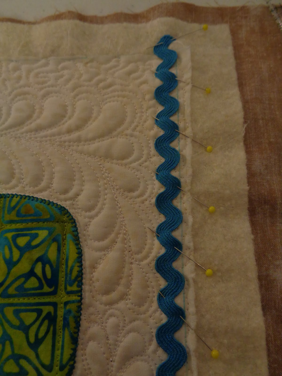 sterquilt Flower in a Pot 1 Rick Rack Piping in the Binding