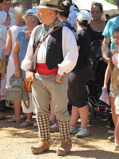 Traje típico campesino provenzal. Fiesta de la Lavanda. Sault. La Provenza