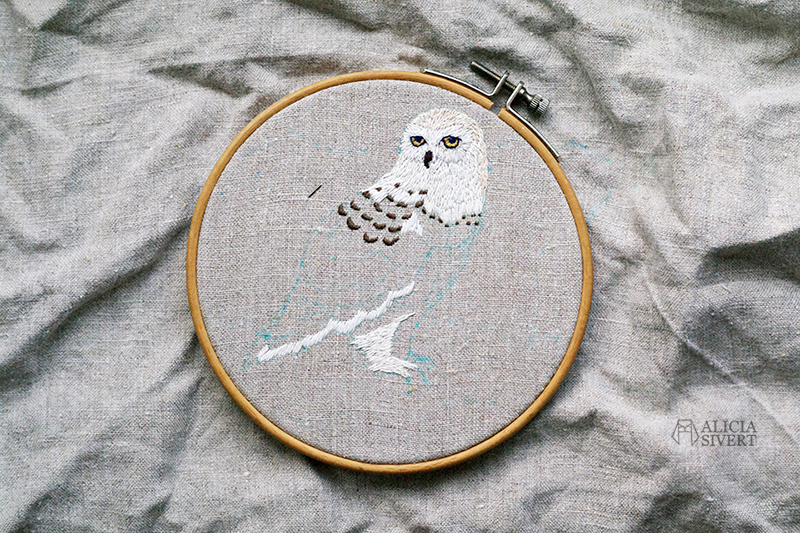 Fjälluggla, pågående broderi av Alicia Sivertsson.