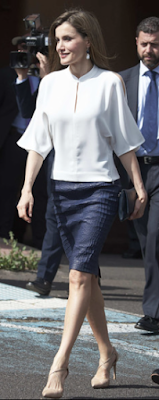Top Adolfo Dominguez / jupe Hugo Boss / escarpins Magrit / pochette Carolina Herrera