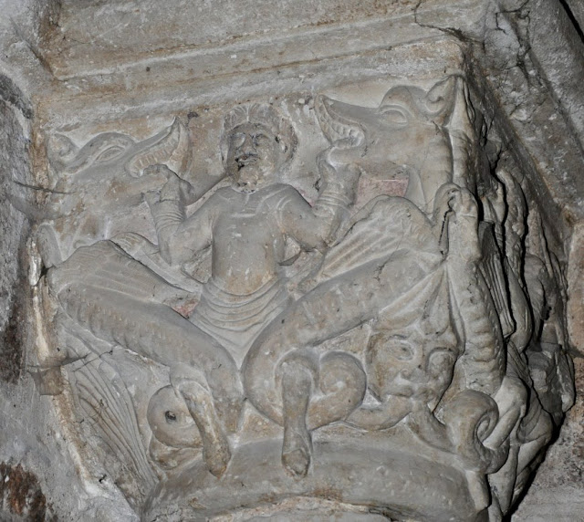 Romański kapitel kolumny w kościele w Czerwińsku nad Wisłą przedstawiający herosa walczcącego ze smokami