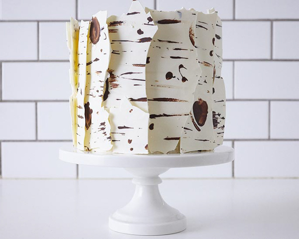 Place the strips of bark on the sides of the cake Place the strips of bark on the sides of the cake