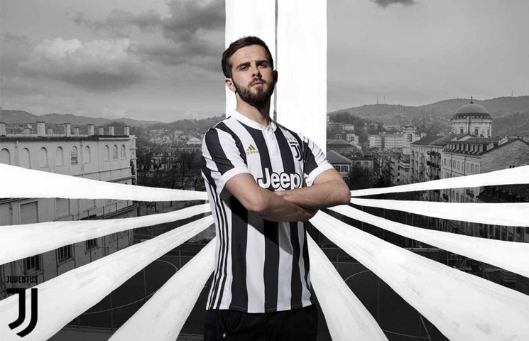 Juve predstavio domaću garnituru dresova za sezonu 2017/18 Juve predstavio domaću garnituru dresova za sezonu 2017/18