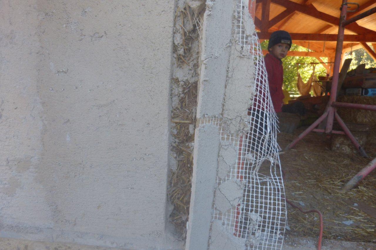 Une maison au milieu des noisetiers Enduire du bois