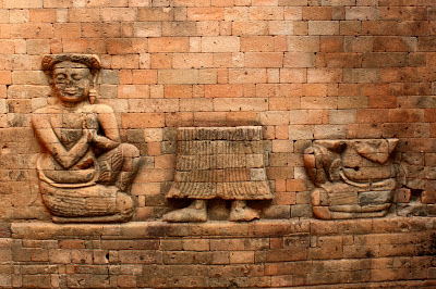 Sculptures at Prasat Kravan