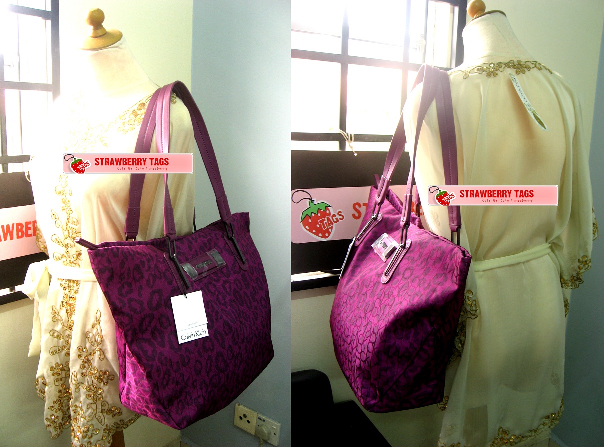 StrawBerry TaGs CALVIN KLEIN Large Logo Shopper Tote Bag (in Petal