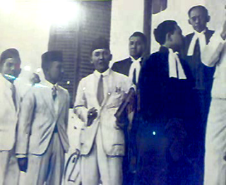 Bung Karno dan kawan-kawan di depan gedung pengadilan Bandung