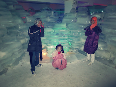 Dari kiri  Me, Mimie, Angah