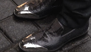 Férfi cipő divat modell – valamelyik diktátor ezt viseltetné – fényes fémes orrész fekete félcipő