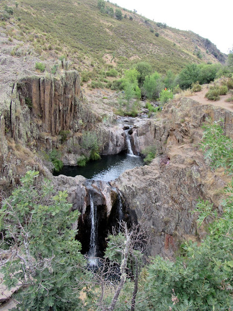 Cascada del Aljibe entre Matallana y Roblelacasa. En los Pueblos de Arquitectura Negra