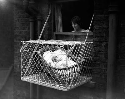 Baby Cage 1934-1948 parque jaula para bebe que se colgaba por fuera de la ventana para que tuviera aire fresco