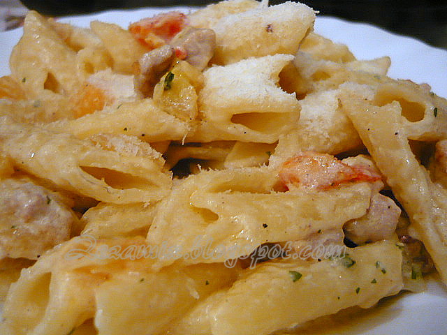 pasta with chicken fillet, tomato, pepper and cream