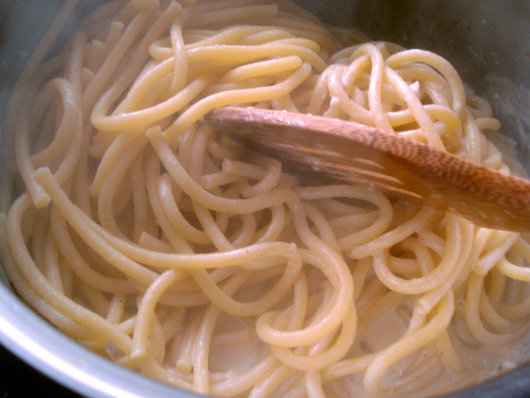 Bigoli with smoked salmon by Laka kuharica: drain the pasta and add it to the skillet with the sauce.