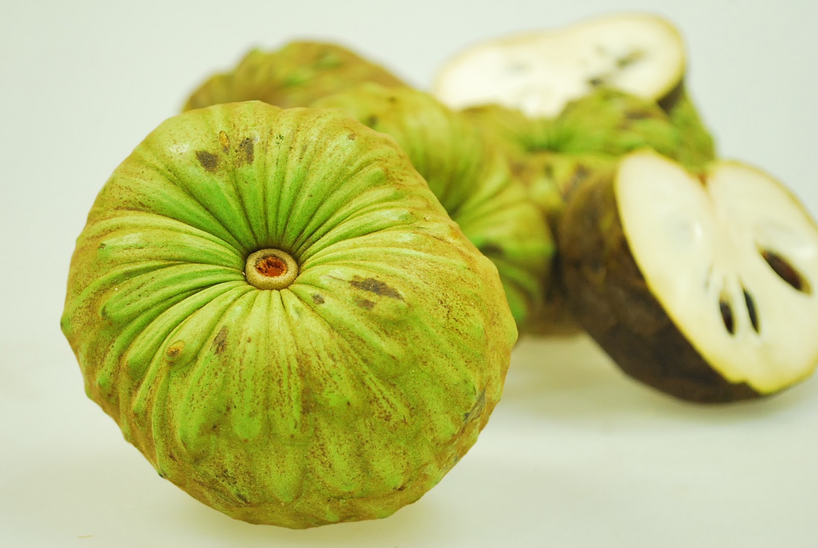 The fruits is tasty. Черимойя. Черимойя фрукт. Овощ похожий на шишку зеленого цвета. Овощ похожий на яблоко.