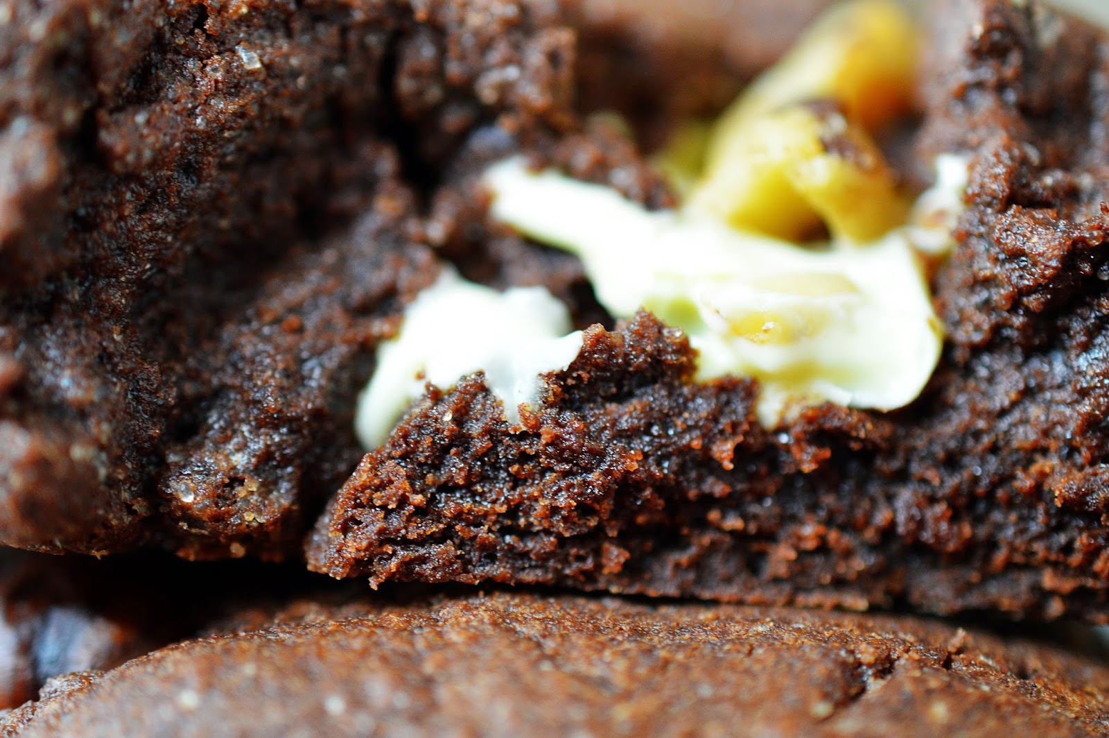 THE MOST INDULGENT TRIPLE-CHOCOLATE PICK-ME-UP-COOKIES - Motte