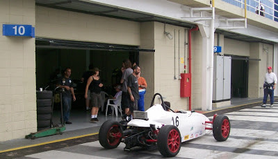 O dia em Interlagos foi de velocidade, incluindo categorias de monopostos. Caminhar pelos boxes é  como apreciar  um desfile de escolas de automobilismo.