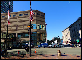 Banderas a Media Asta en Copley Place