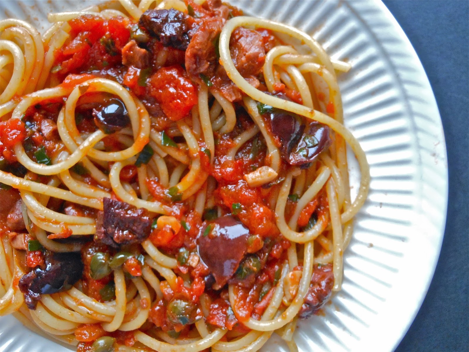 Aglio, Olio e Peperoncino: Spaghetti puttanesca recipe