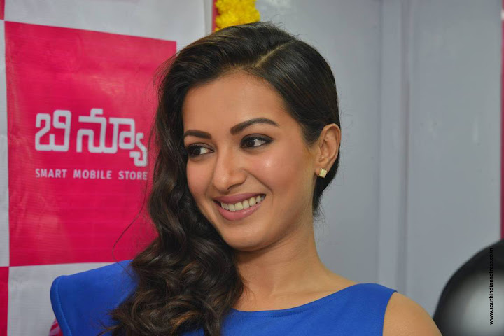 Catherine Tresa launches B New Mobile Store at Eluru