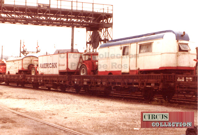 des wagons plat de chemins de fer transporte les roulottes du cirque de la famille Togni